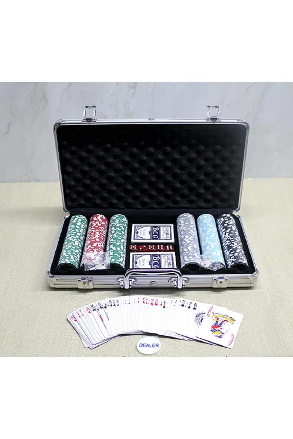 Metal Çantalı 300 Chip Ve 2 Adet İskambil Kağitına Sahip Poker Oyunu