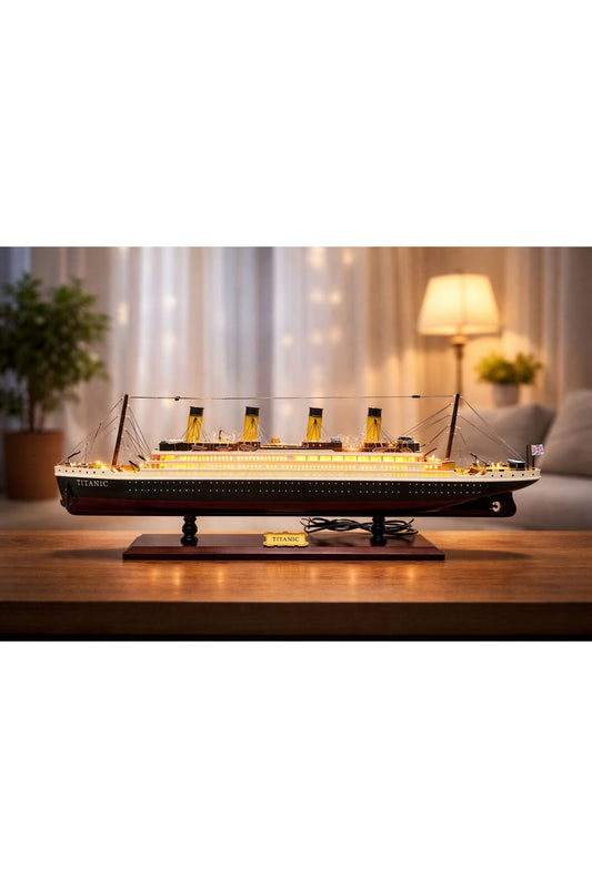 Işıklı Titanic Gemi Maketi – Dekoratif Ahşap Standlı Koleksiyon Modeli