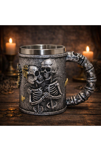 Gotik Kurukafa Aşık İskelet Figürlü 3D Kabartmalı Fantasy Kupa Bardak Metal İç Hazneli Dekoratif