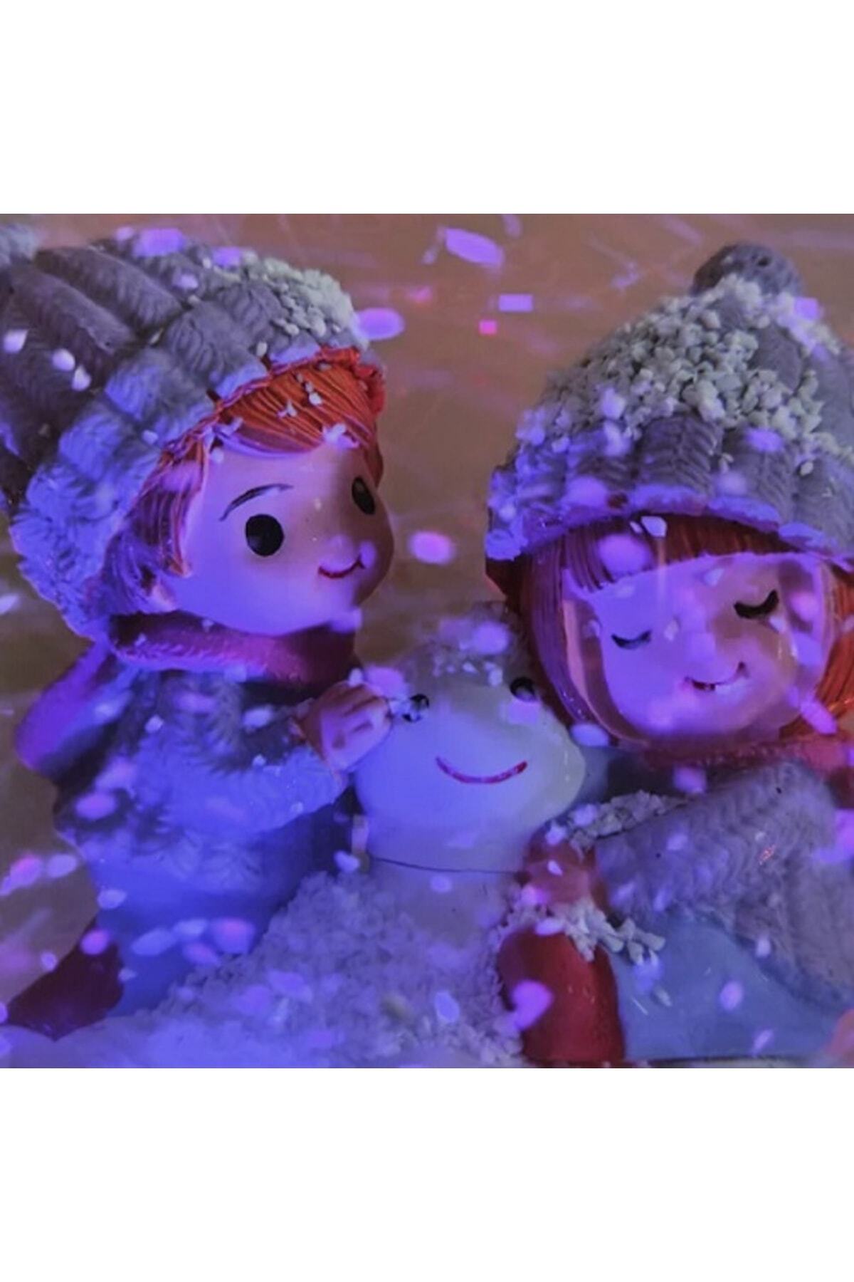 Winter Love Büyük Boy Otomatik Işıklı Müzikli Püskürtmeli Kar Küresi