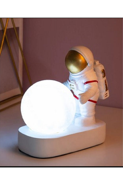 Astronot Spaceman Ay Led Gece Lambası Yatak Odası Başucu Masaüstü Yaratıcı Reçine Lamba Süs Obje
